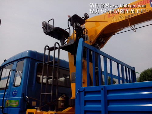 停在公司里準備等待客戶取車的隨車吊 停在公司里準備等待客戶取車的隨車吊