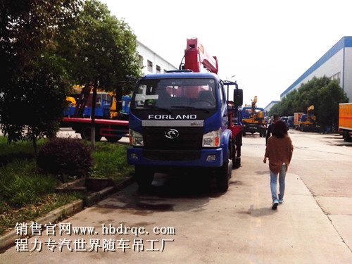 停在公司里準備等待客戶取車的隨車吊 停在公司里準備等待客戶取車的隨車吊